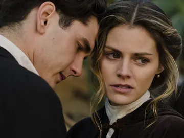 Julio tiene que elegir entre Alicia y su hermana Julio tiene que elegir entre Alicia y su hermana