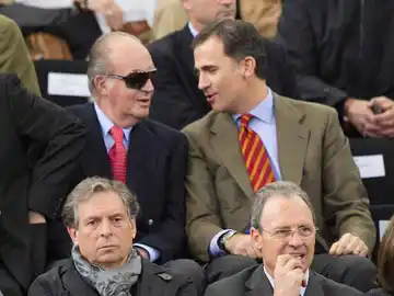 El Rey, con sus ya habituales gafas, junto al príncipe Don Felipe El Rey, con sus ya habituales gafas, junto al príncipe Don Felipe