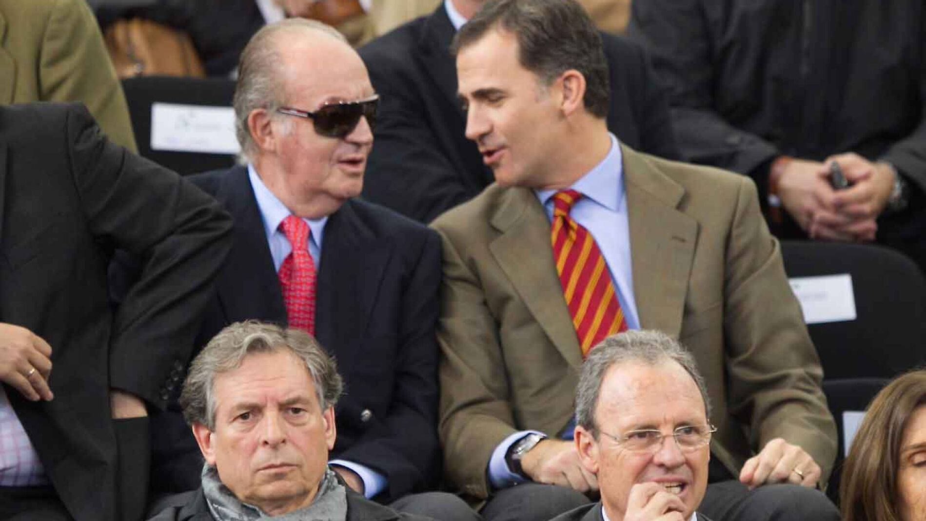 El Rey, con sus ya habituales gafas, junto al pr&iacute;ncipe Don Felipe