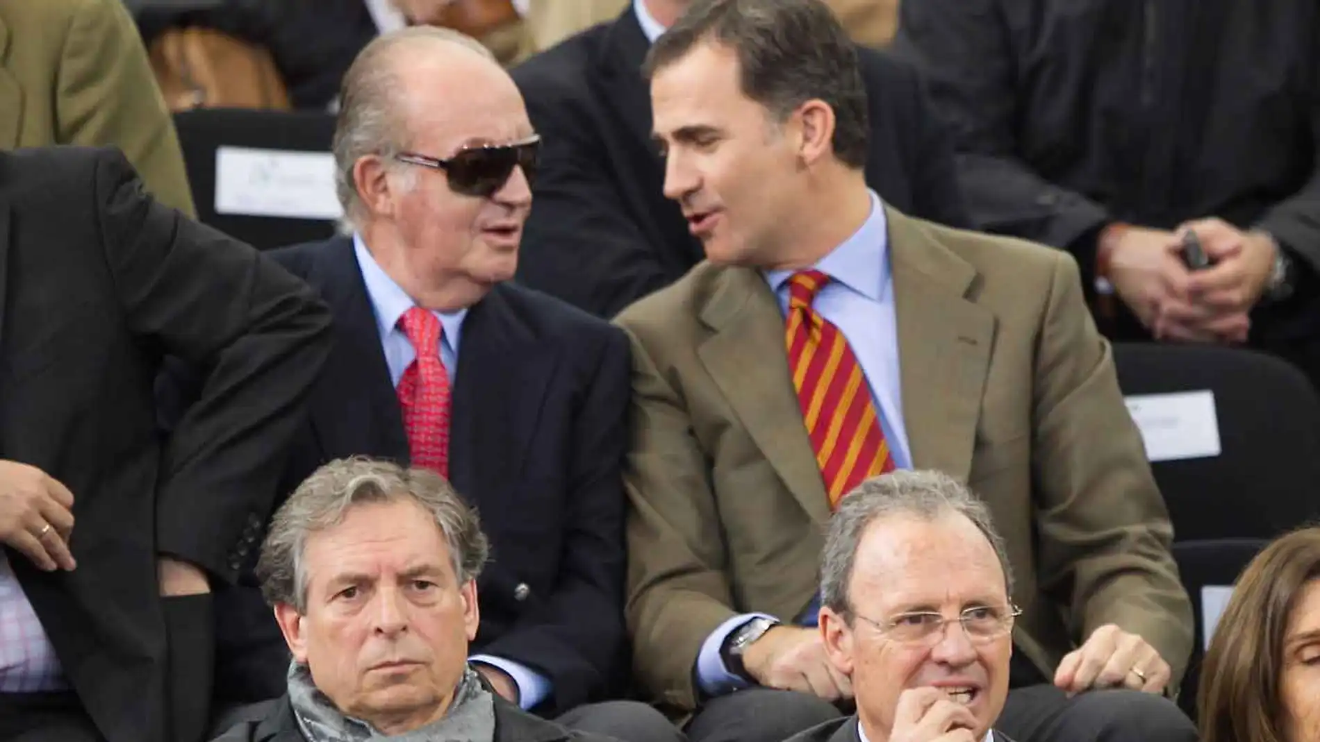 El Rey, con sus ya habituales gafas, junto al príncipe Don Felipe El Rey, con sus ya habituales gafas, junto al príncipe Don Felipe