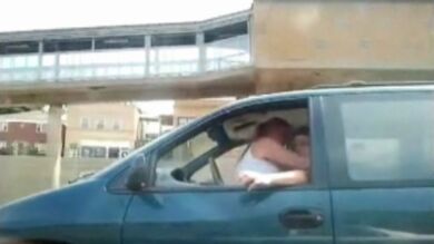 Pillan a una pareja conduciendo y manteniendo relaciones sexuales en plena autopista