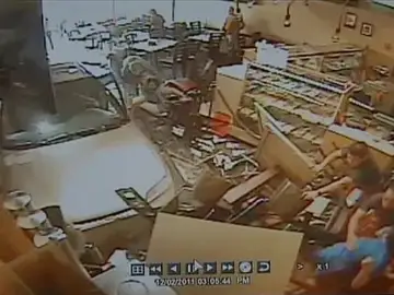 Un conductor confunde el freno con el acelerador y se empotra contra un restaurante Un conductor confunde el freno con el acelerador y se empotra contra un restaurante