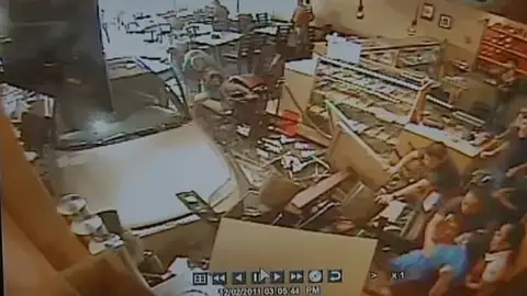 Un conductor confunde el freno con el acelerador y se empotra contra un restaurante Un conductor confunde el freno con el acelerador y se empotra contra un restaurante