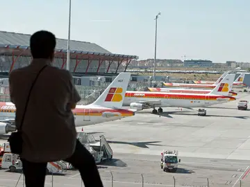 Un pasajero en la T4 del aeropuerto de Madrid-Barajas Un pasajero en la T4 del aeropuerto de Madrid-Barajas