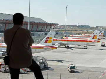 Un pasajero en la T4 del aeropuerto de Madrid-Barajas Un pasajero en la T4 del aeropuerto de Madrid-Barajas