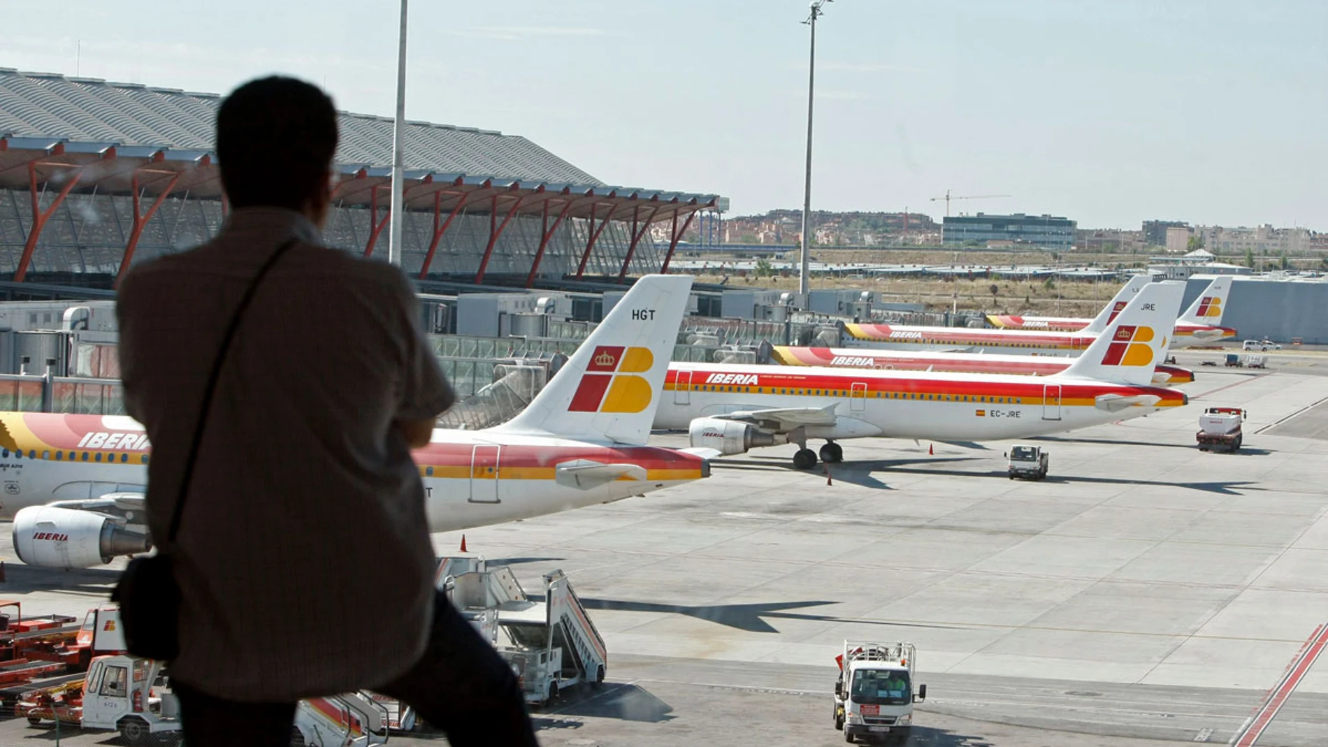 Un pasajero en la T4 del aeropuerto de Madrid-Barajas Un pasajero en la T4 del aeropuerto de Madrid-Barajas