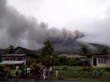 Volcán Gamalama en Indonesia Volcán Gamalama en Indonesia