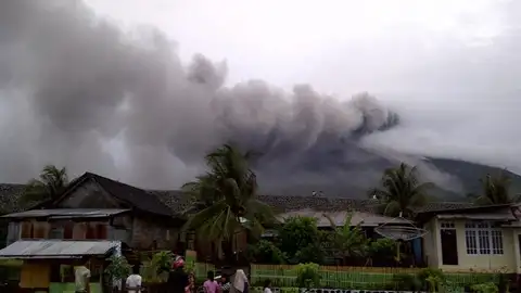 Volcán Gamalama en Indonesia Volcán Gamalama en Indonesia