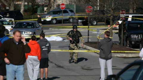 Al fondo, el cad&aacute;ver de uno de los fallecidos