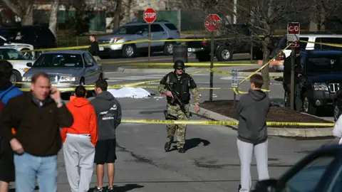 Al fondo, el cadáver de uno de los fallecidos Al fondo, el cadáver de uno de los fallecidos