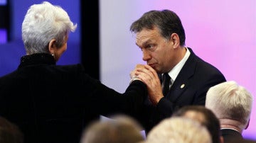 El jefe del Gobierno de Hungría, Viktor Orban con la dirigente croata