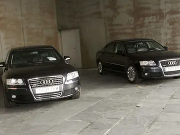 Dos de los coches oficiales subastados Dos de los coches oficiales subastados