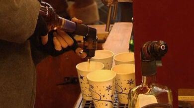 Ofrece vino contaminado con una sustancia tóxica para celebrar la Navidad