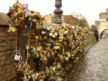 Imagen del Puente Milvio, repleto de 'candados de amor' Imagen del Puente Milvio, repleto de 'candados de amor'