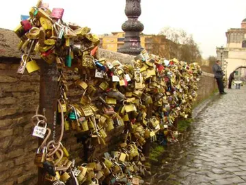 Imagen del Puente Milvio, repleto de 'candados de amor' Imagen del Puente Milvio, repleto de 'candados de amor'