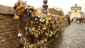 Imagen del Puente Milvio, repleto de 'candados de amor'