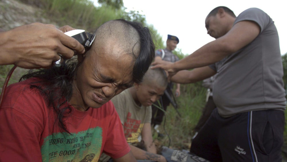 Momento en el que rapan a los punks en Aceh, Indonesia