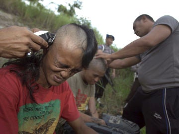 Momento en el que rapan a los punks en Aceh, Indonesia