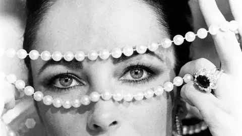 Liz Taylor presume de joyas. Liz Taylor presume de joyas.