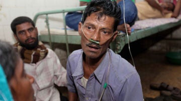 Un indio recibe asistencia médica tras resultar intoxicado al consumir alcohol adulterado, en un hospital de Calcuta