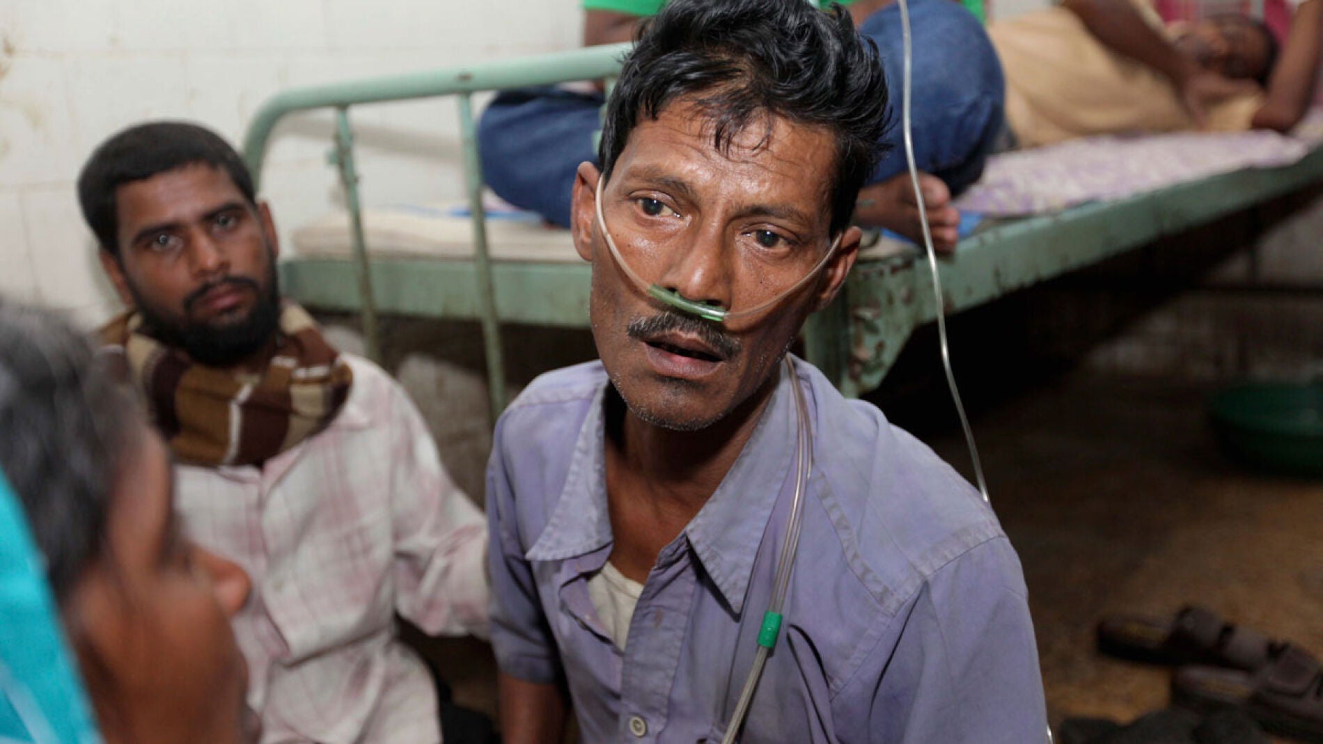 Un indio recibe asistencia m&eacute;dica tras resultar intoxicado al consumir alcohol adulterado, en un hospital de Calcuta