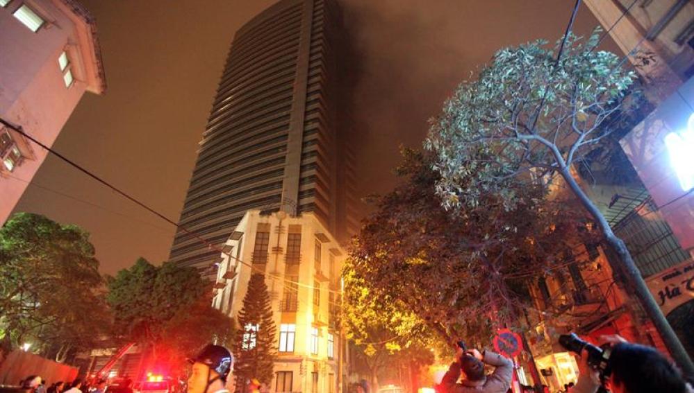 Vista general de un incendio dentro de un rascacielos de 147 metros de altura