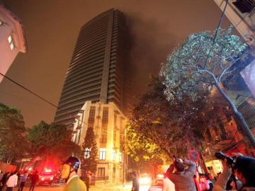 Vista general de un incendio dentro de un rascacielos de 147 metros de altura