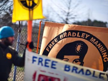 Protestas a la entrada del juicio de Bradley Manning