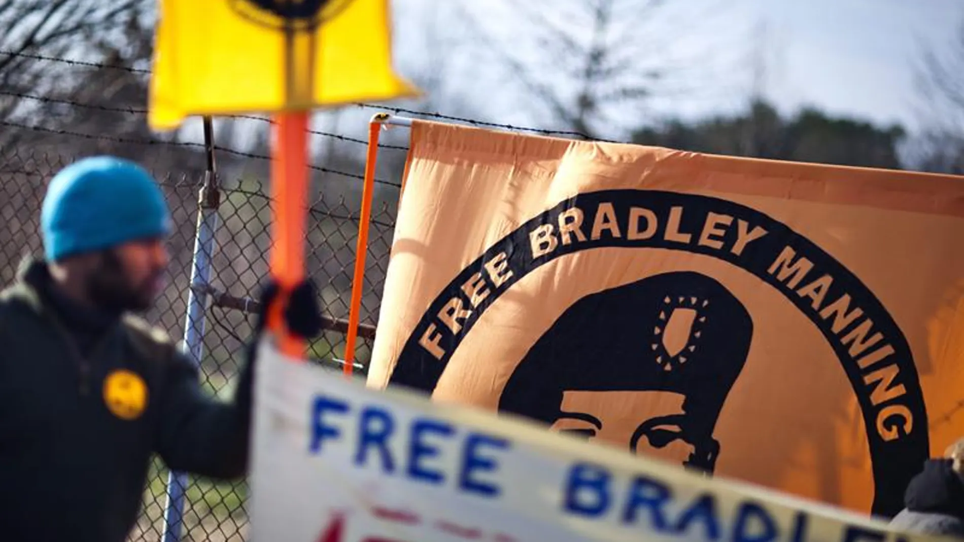 Protestas a la entrada del juicio de Bradley Manning Protestas a la entrada del juicio de Bradley Manning
