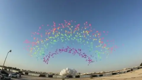 Un artista chino ‘diseña’ unos fuegos artificiales de día y con humo Un artista chino ‘diseña’ unos fuegos artificiales de día y con humo