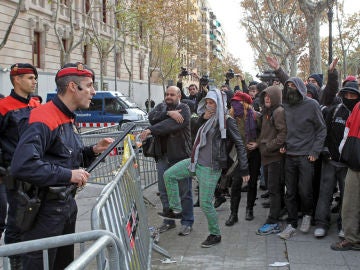 Los manifestantes protestan ante los Mossos Los manifestantes protestan ante los Mossos