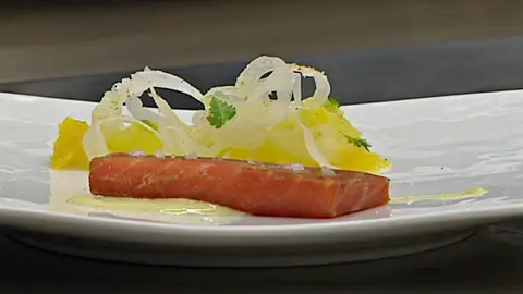 Un salmón cocinado de manera saludable Un salmón cocinado de manera saludable
