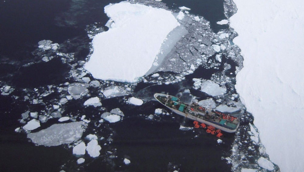 El barco pesquero ruso Sparta que se encuentra varado en el Antártico