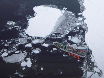 El barco pesquero ruso Sparta que se encuentra varado en el Antártico