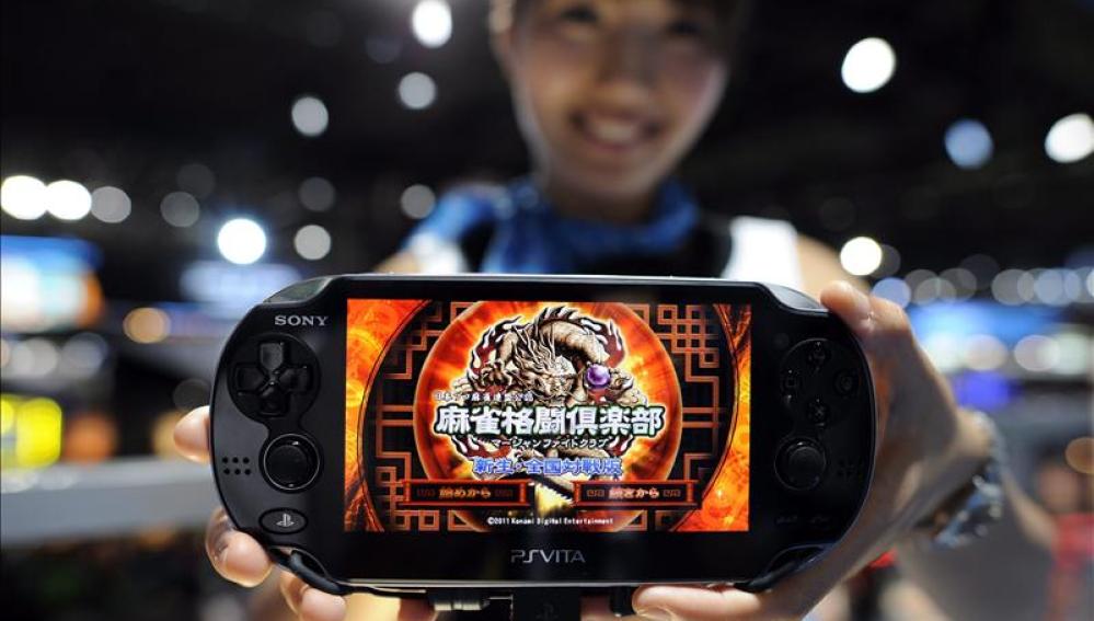 Una azafata muestra una de las nuevas PlayStation Vita de Sony en el "Tokyo Game Show" 