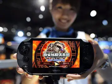 Una azafata muestra una de las nuevas PlayStation Vita de Sony en el "Tokyo Game Show" Una azafata muestra una de las nuevas PlayStation Vita de Sony en el "Tokyo Game Show"
