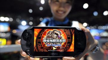 Una azafata muestra una de las nuevas PlayStation Vita de Sony en el "Tokyo Game Show" 