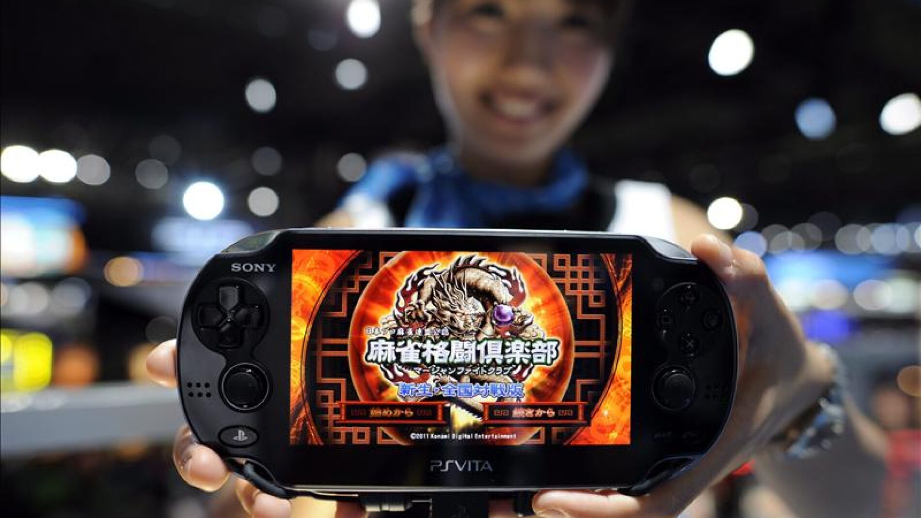 Una azafata muestra una de las nuevas PlayStation Vita de Sony en el "Tokyo Game Show" 