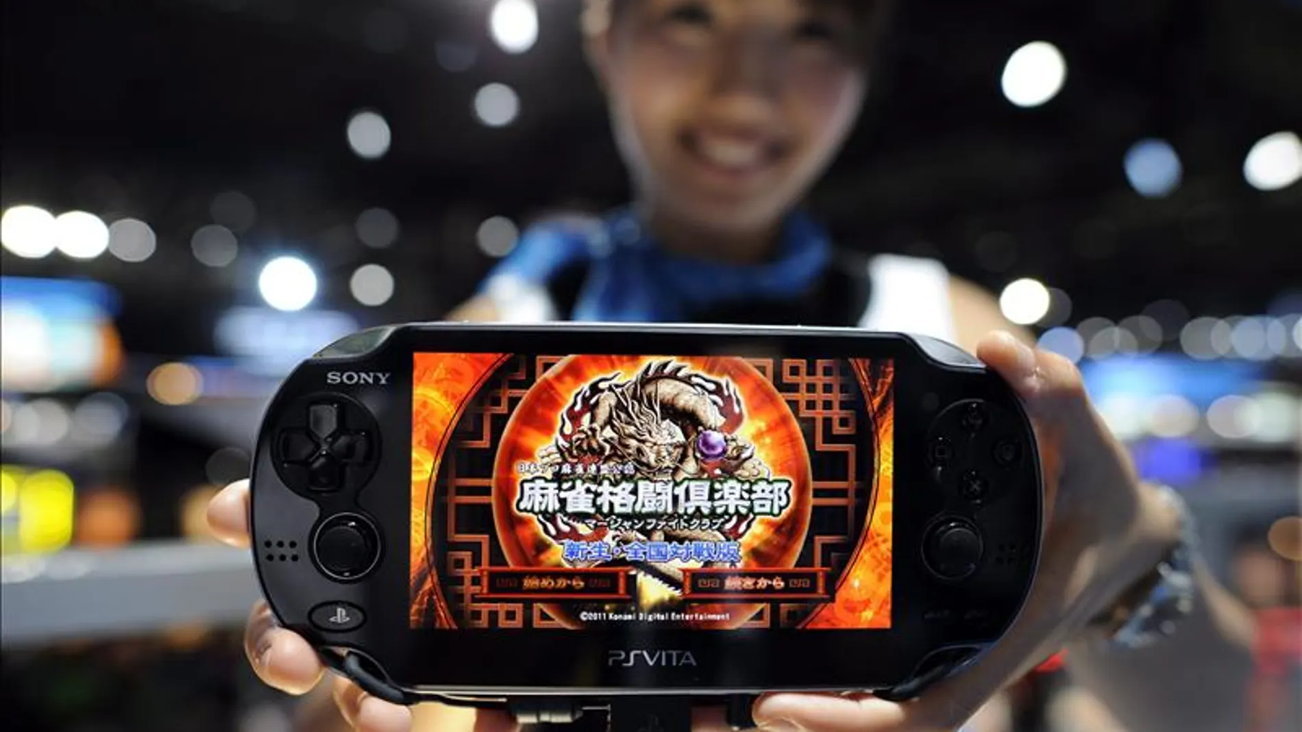 Una azafata muestra una de las nuevas PlayStation Vita de Sony en el "Tokyo Game Show" Una azafata muestra una de las nuevas PlayStation Vita de Sony en el "Tokyo Game Show"