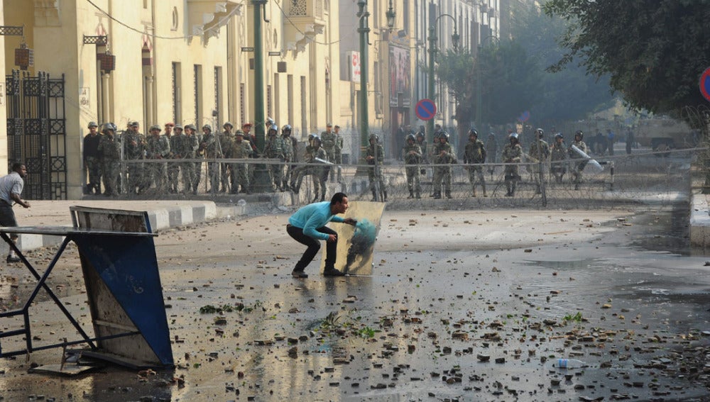 Un manifestante lanza piedras a soldados egipcios en El Cairo