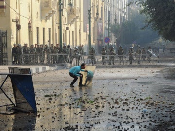 Un manifestante lanza piedras a soldados egipcios en El Cairo