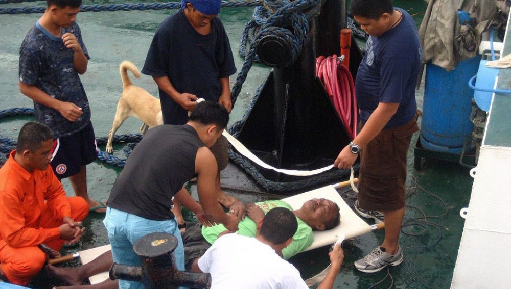 Rescate de un superviviente de las inundaciones en Iligan