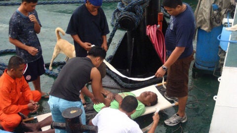 Rescate de un superviviente de las inundaciones en Iligan