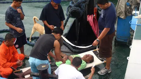 Rescate de un superviviente de las inundaciones en Iligan Rescate de un superviviente de las inundaciones en Iligan
