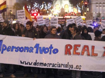 Cientos de indignados se manifiestan por 'una persona, un voto' Cientos de indignados se manifiestan por 'una persona, un voto'
