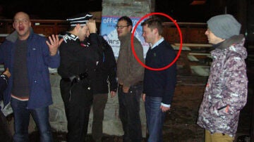 El diputado, señalado con un círculo, en la polémica fotografía