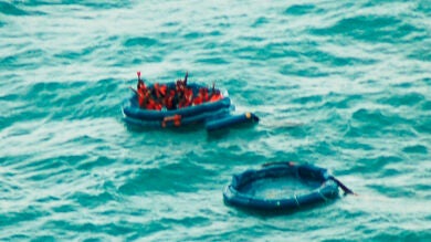 Cientos de desaparecidos tras el hundimiento de un ferry en Indonesia 