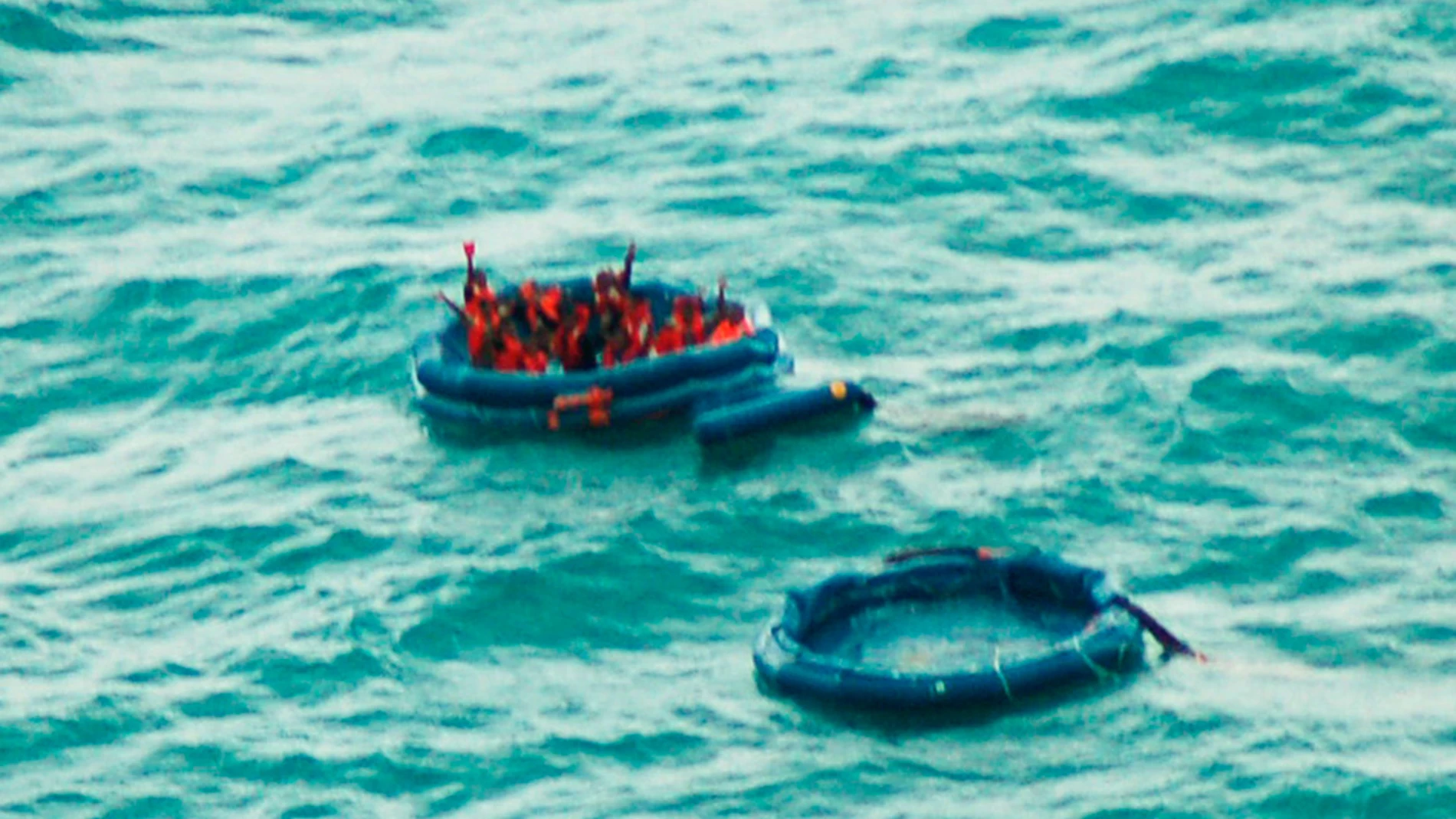 Los equipos de rescate de Indonesia buscan a centenares de desaparecidos Los equipos de rescate de Indonesia buscan a centenares de desaparecidos