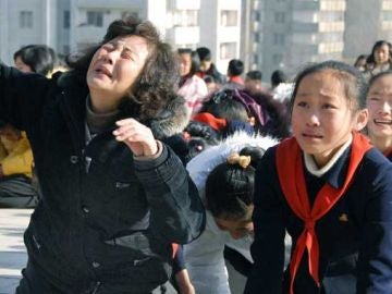 Mujeres coreanas llorando la muerte de Kim Jong-il 