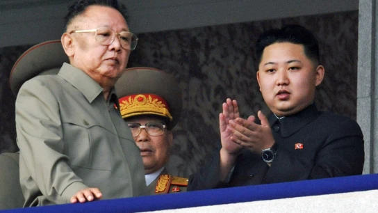 Kim Jong-il junto a su hijo Kim Jong Un Kim Jong-il junto a su hijo Kim Jong Un